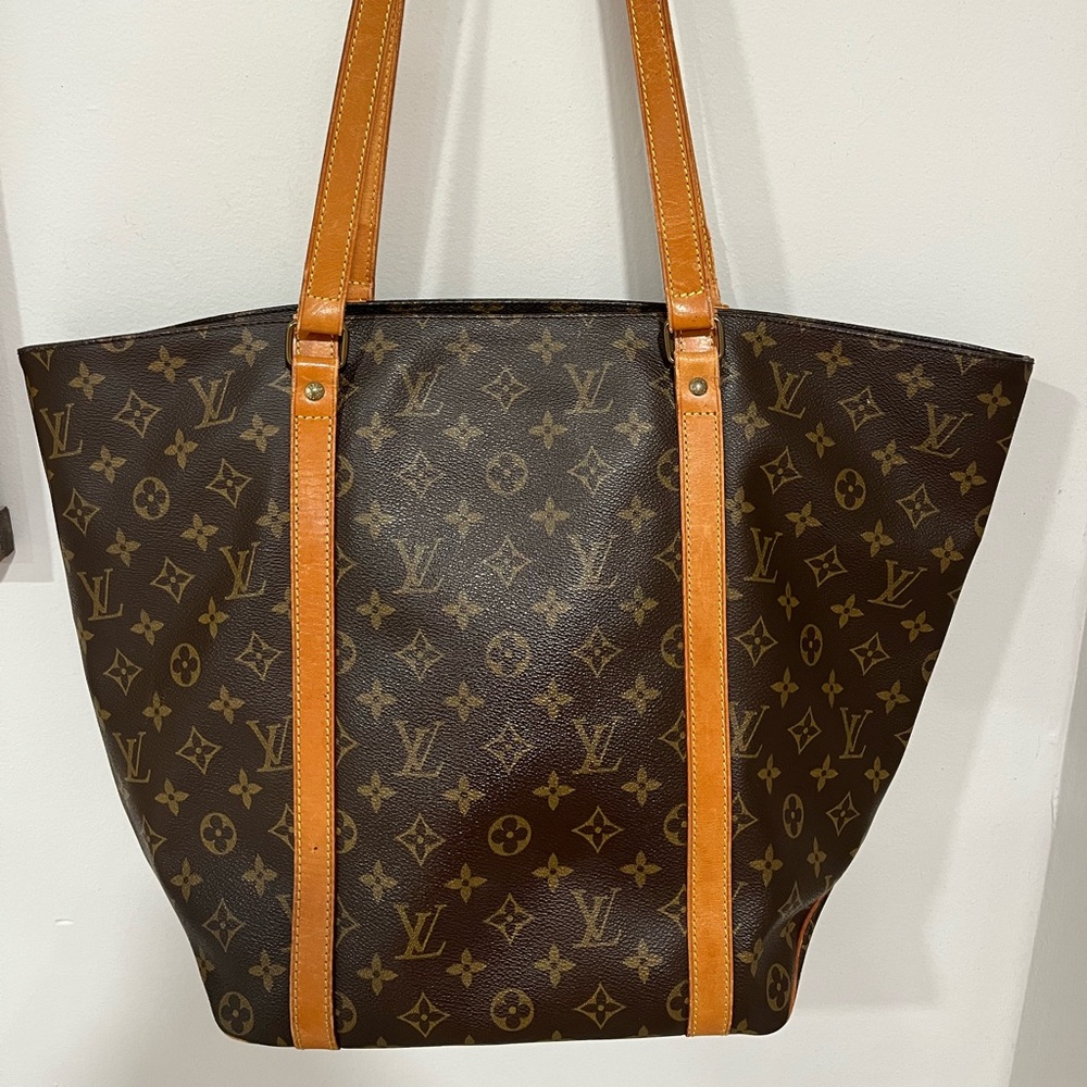 LOUIS VUITTON
MONOGRAM CANVAS SAC SHOPPING WITH CLUTCH